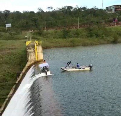 Tensão a bordo
Barragem de Janaúba MG Tensão a bordo
Barragem de Janaúba MG