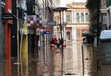 Centro de Porto Alegre durante a histórica enchente. 
 Foto na Rua Uruguai em 06...