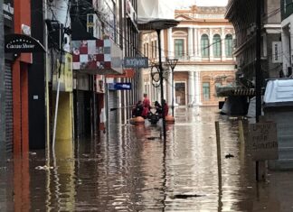 Centro de Porto Alegre durante a histórica enchente.
Foto na Rua Uruguai em 06… Centro de Porto Alegre durante a histórica enchente.
Foto na Rua Uruguai em 06...