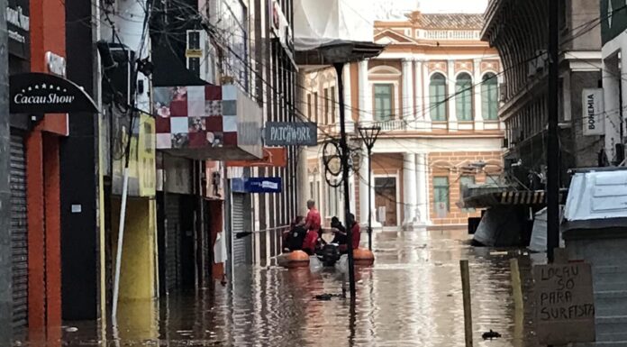 Centro de Porto Alegre durante a histórica enchente.
Foto na Rua Uruguai em 06… Centro de Porto Alegre durante a histórica enchente.
Foto na Rua Uruguai em 06...
