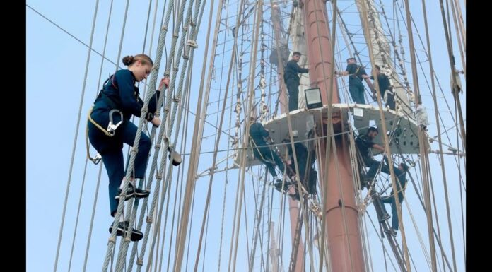 A subida da Princesa espanhola ao mastro do navio escola da Espanha A subida da Princesa espanhola ao mastro do navio escola da Espanha