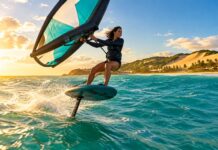 Atleta de wingfoil competindo com vento forte no litoral do Rio Grande do Norte
