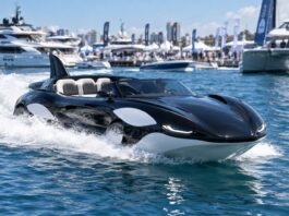 Barco-carro híbrido inspirado em orca navegando em alta velocidade, exposto no São Paulo Boat Show 2026
