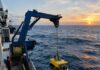 Abismos do Atlântico: a Expedição Científica Brasileira que Vai Mergulhar a 4.500 Metros de Profundidade Fotografia realista de um navio de pesquisa oceanográfica no meio do Oceano Atlântico, em alto-mar, com um ROV (veículo …
