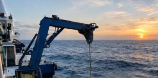 Abismos do Atlântico: a Expedição Científica Brasileira que Vai Mergulhar a 4.500 Metros de Profundidade Fotografia realista de um navio de pesquisa oceanográfica no meio do Oceano Atlântico, em alto-mar, com um ROV (veículo …
