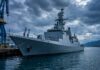 Fragata Tamandaré recebe certificação inédita de resistência a choque Fragata de guerra moderna em estaleiro naval, representando a fragata Tamandaré