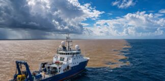 Atlantic Explorer: navio dos EUA pesquisa marés na Amazônia com escolta da Marinha A research vessel (oceanographic research ship) navigating the Atlantic Ocean near the mouth of the Amazon River, with m…