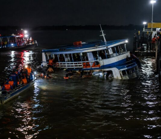Naufrágio De Ferry-Boat Em Barcarena Resgata 11 Do Marajó A Small Passenger Ferry Boat Partially Sunk At Night Near A River Port Dock In The Amazon Region Of Northern Brazil, Dar…