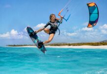bruna kajiya é heptacampeã mundial de kite em Itarema Atleta de kitesurf freestyle executa manobra aérea sobre o mar, referência à final do Mundial de Kitesurf Freestyle 2026 em Itarema, no Ceará