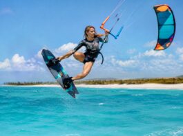 Atleta de kitesurf freestyle executa manobra aérea sobre o mar, referência à final do Mundial de Kitesurf Freestyle 2026 em Itarema, no Ceará