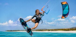 Atleta de kitesurf freestyle executa manobra aérea sobre o mar, referência à final do Mundial de Kitesurf Freestyle 2026 em Itarema, no Ceará