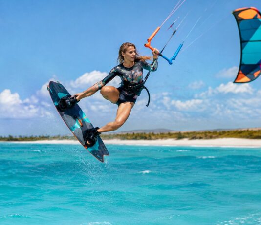 Bruna Kajiya É Heptacampeã Mundial De Kite Em Itarema Atleta De Kitesurf Freestyle Executa Manobra Aérea Sobre O Mar, Referência À Final Do Mundial De Kitesurf Freestyle 2026 Em Itarema, No Ceará