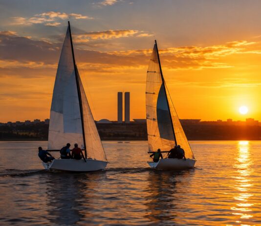 Dois Veleiros Disputando Um Match Race No Lago Paranoá, Em Brasília
