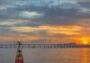 Sinalização Náutica Falha Na Baía De Guanabara Fotografia Realista Da Baía De Guanabara, Rio De Janeiro, Mostrando A Ponte Rio-Niterói Ao Fundo E Uma Boia De Sinalizaç…
