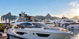 Barcos maiores: por que o mercado náutico mudou no Brasil Iate de grande porte em marina durante boat show no Brasil, ilustrando a tendência de barcos maiores