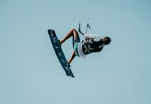 Kitesurfista fazendo manobra aérea, representando o Mundial de Kitesurf Freestyle 2026 no Ceará
