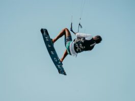 Kitesurfista fazendo manobra aérea, representando o Mundial de Kitesurf Freestyle 2026 no Ceará