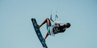 Kitesurfista fazendo manobra aérea, representando o Mundial de Kitesurf Freestyle 2026 no Ceará