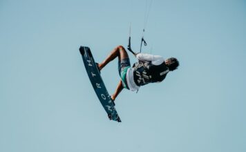 Mundial De Kitesurf Freestyle 2026 É No Ceará, Com Bruna Kajiya Favorita Kitesurfista Fazendo Manobra Aérea, Representando O Mundial De Kitesurf Freestyle 2026 No Ceará