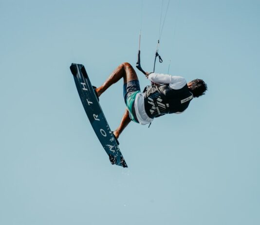 Kitesurfista fazendo manobra aérea, representando o Mundial de Kitesurf Freestyle 2026 no Ceará