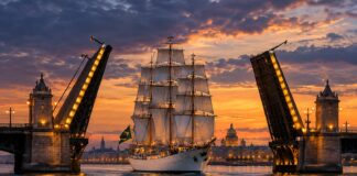 Navio-escola Brasil passando sob a Tower Bridge em Londres ao entardecer