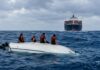 Navio mercante se aproxima de lancha naufragada para resgatar tripulantes perto de Ilhabela