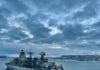 Fragata União E O Submarino Nuclear: O Caso De 1984 Navio Militar Cinza Em Alto-Mar, Vista Aérea, Ilustrando O Quase-Acidente Entre A Fragata União E O Submarino Nuclear Uss Snook