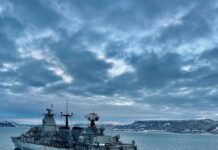 Fragata União e o Submarino Nuclear: o Caso de 1984 Navio militar cinza em alto-mar, vista aérea, ilustrando o quase-acidente entre a fragata União e o submarino nuclear USS Snook