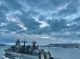 Navio militar cinza em alto-mar, vista aérea, ilustrando o quase-acidente entre a fragata União e o submarino nuclear USS Snook