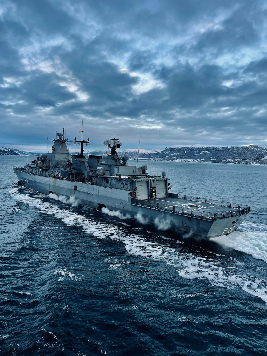Navio Militar Cinza Em Alto-Mar, Vista Aérea, Ilustrando O Quase-Acidente Entre A Fragata União E O Submarino Nuclear Uss Snook