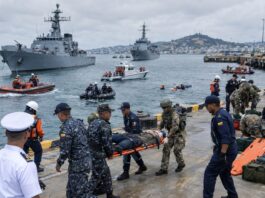 Navios e equipes navais durante exercício multinacional Solidarex 2026 em Manta, Equador