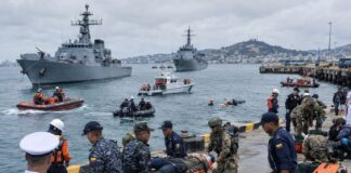 Navios e equipes navais durante exercício multinacional Solidarex 2026 em Manta, Equador