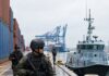 Porto de Imbituba simula invasão em exercício Deportex Realistic editorial photo style image of a Brazilian Navy security exercise at a commercial port: soldiers in tactical g…