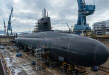 PEAMB: o plano de US$ 84 bi que a Marinha não completou Submarino nuclear em construção em estaleiro, ilustrando o plano PEAMB da Marinha do Brasil