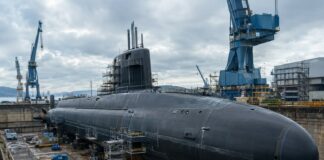 Submarino nuclear em construção em estaleiro, ilustrando o plano PEAMB da Marinha do Brasil