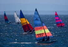 Veleiros disputando regata da Copa Brasil de Vela 2026 em Ilhabela
