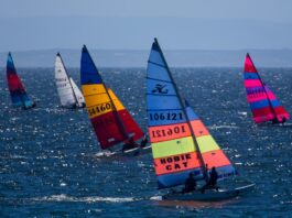 Veleiros disputando regata da Copa Brasil de Vela 2026 em Ilhabela