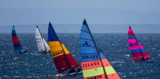 Veleiros disputando regata da Copa Brasil de Vela 2026 em Ilhabela