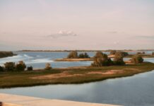 Vista aérea de um rio largo cortando uma área de pantanal, semelhante ao trecho do Rio Paraguai sinalizado pela Marinha do Brasil