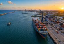 Porto de Suape ganha novas profundidades pela Marinha Vista aérea do porto de Suape com navio porta-contêineres atracado